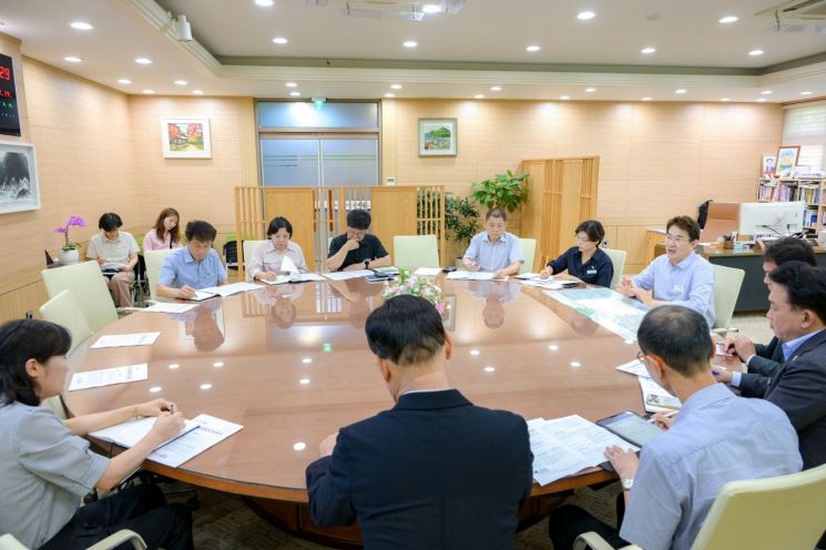 노관규 순천시장이 지난 24일 시장실에서 세계유니버시아드대회 유치 전략 TF회의를 주재하고 있다. 순천시 제공