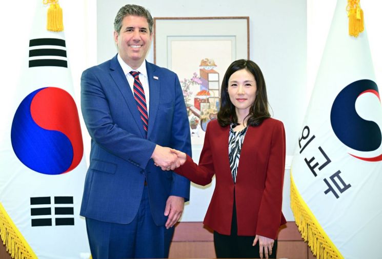 김진아 외교부 2차관(오른쪽)과 마이클 존 리가스 국무부 관리자원 담당 부장관이 25일 외교부 청사에서 만나 기념 촬영을 하고 있다. 외교부