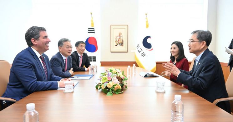 조현 외교부 장관(맨 오른쪽)과 마이클 존 리가스 국무부 관리자원 담당 부장관(맨 왼쪽)이 25일 외교부 청사에서 대화를 나누고 있다. 외교부