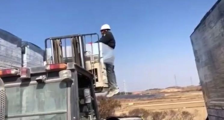 전남 나주에서 이주노동자를 벽돌더미와 함께 결박해 지게차로 들어 올리는 영상이 공개돼 논란이다. 전남이주노동자인권네크워크