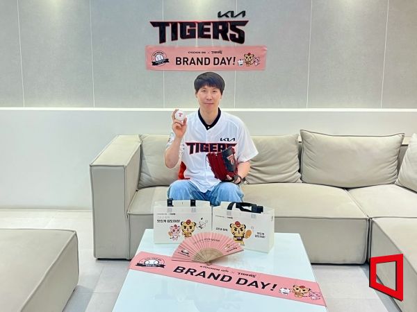 24일 광주 기아챔피언스필드에서 열린 KIA 타이거즈와 LG 트윈스 경기에서 시구자로 나선 조광훈 교촌치킨 운남1호점 점주. 한예주 기자