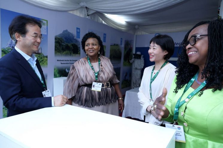 유엔개발계획(UNDP)부스에 방문해 습지 보전에 대한 국제적 연대 중요성을 강조한 이동환 고양특례시장이 울라우우나셰, 이 류, 마리-로르 음펙 니에(왼쪽부터)와 대화를 나누고 있다. 고양특례시 제공