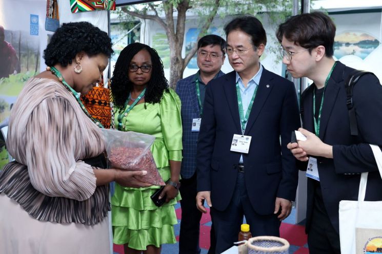 유엔개발계획(UNDP) 울라우우나셰에게 지역 특산품을 소개받는 이동환 고양특례시장. 고양특례시 제공