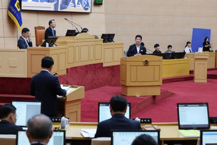 김진남 전남도의회 의원(더불어민주당·순천5)이 최근 전라남도의회 제392회 임시회서 도정질문을 하고 있다. 전남도의회 제공