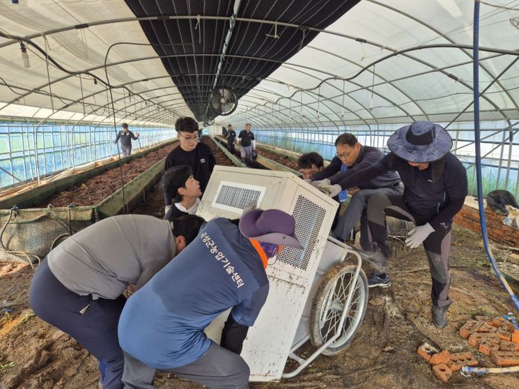 곡성군은 25일 곡성농업기술센터 직원과 전라남도 전략산업국 관계자 등 42명이 참여한 가운데 집중호우로 피해를 입은 옥과면 와사비 농가를 방문해 농작물 정비와 침수 피해 복구작업을 진행했다. 곡성군 제공