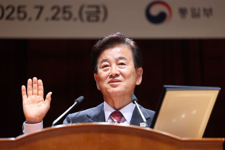 정동영 신임 통일부 장관이 25일 서울 종로구 정부서울청사 별관에서 열린 취임식에서 취임 선서를 하고 있다. 2025.7.25 연합뉴스