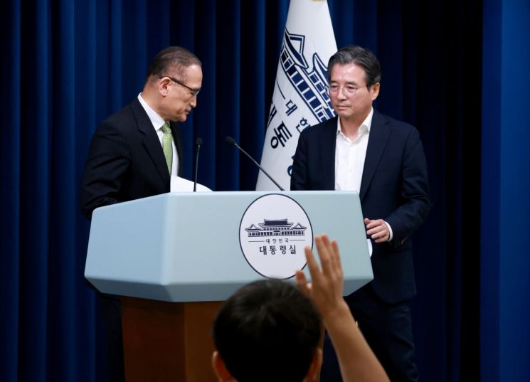 위성락 국가안보실장(왼쪽)과 김용범 대통령실 정책실장이 25일 서울 용산 대통령실 청사에서 이날 강훈식 대통령비서실장 주재로 열린 통상대책회의 관련 브리핑에 대한 취재진의 질문에 답하기 위해 위성락 국가안보실장과 마이크 앞 자리를 바꾸고 있다. 연합뉴스