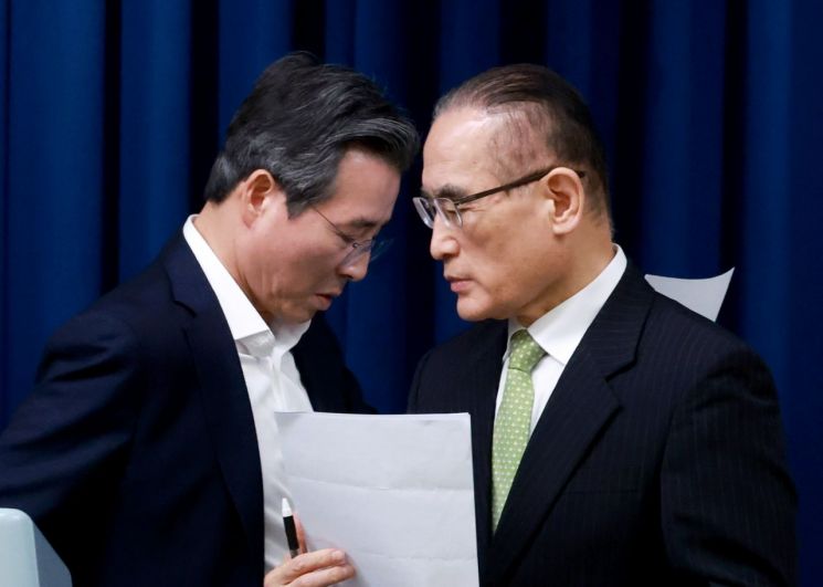 김용범 대통령실 정책실장(왼쪽)과 위성락 국가안보실장이 25일 서울 용산 대통령실 청사에서 이날 강훈식 대통령비서실장 주재로 열린 통상대책회의 관련 브리핑에 대한 취재진의 질문에 답하기 위해 마이크 앞 자리를 바꾸고 있다. 연합뉴스