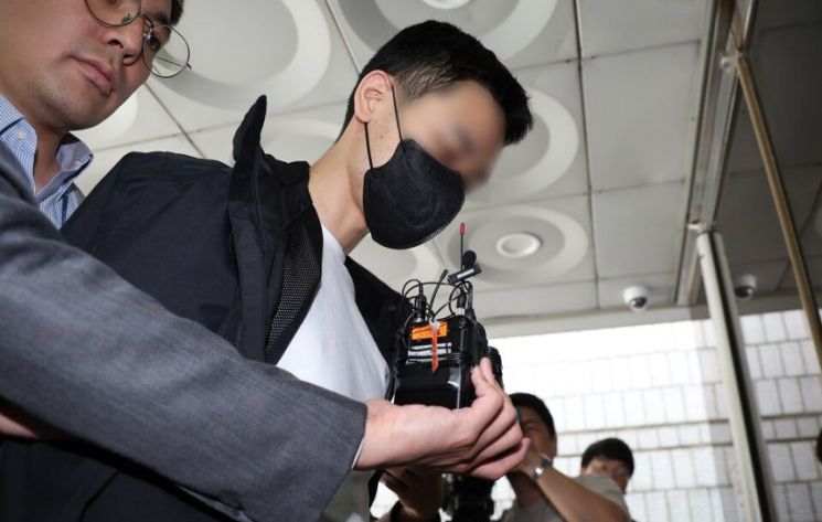 청소년에게 경복궁 담장에 낙서하도록 사주한 30대 남성이 2024년 5월 구속 전 피의자 심문(영장실질심사)을 받고자 서울 서초구 서울중앙지방법원에 출석하고 있다. 연합뉴스