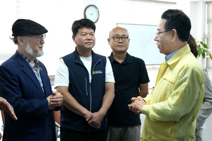 김영록 전라남도지사가 25일 나주 공익활동지원센터를 방문, 나주 이주노동자 인권침해 피해자와 면담을 마친 뒤 관계자들과 이야기를 나누고 있다. 전남도 제공