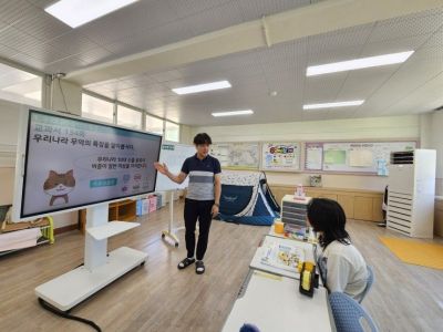 25일 경북 안동시 예안면 월곡초등학교 삼계분교장 6학년 교실에서 김이지(12)양과 전재준(42) 교사가 폐교를 앞두고 마지막 수업을 하고 있다. 연합뉴스