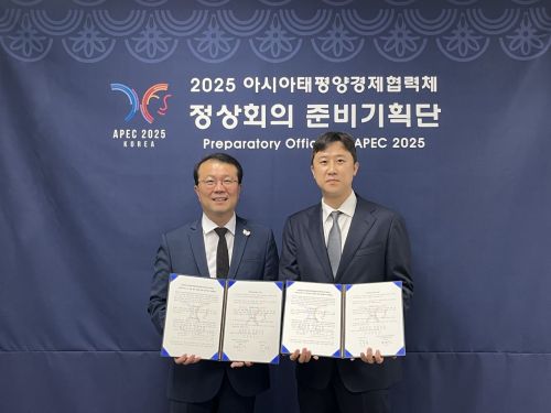 김지준 APEC 준비기획단장(사진 왼쪽)과 이경원 FG 대표가 지난 24일 공식 협찬사 선정을 체결하고 기념사진 촬영을 하고 있다. FG
