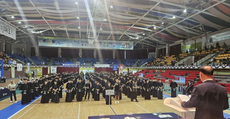 대한검도회(회장 조태원)가  25일부터 27일까지 충남 금산군 금산종합체육관에서 '회장기 제65회 전국 검도 단별선수권대회'를 연다.개막식 장면(사진=모석봉 기자)