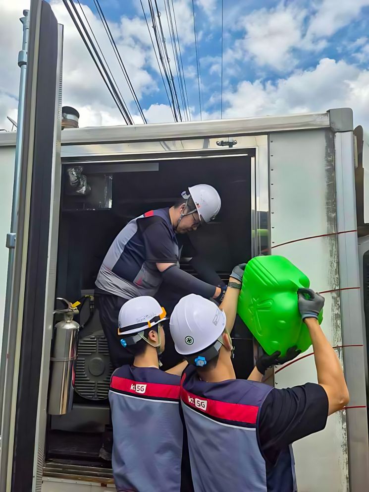 [포토]KT, 가평 수해 지역에 발전기 긴급 투입…전력 공급 나서 