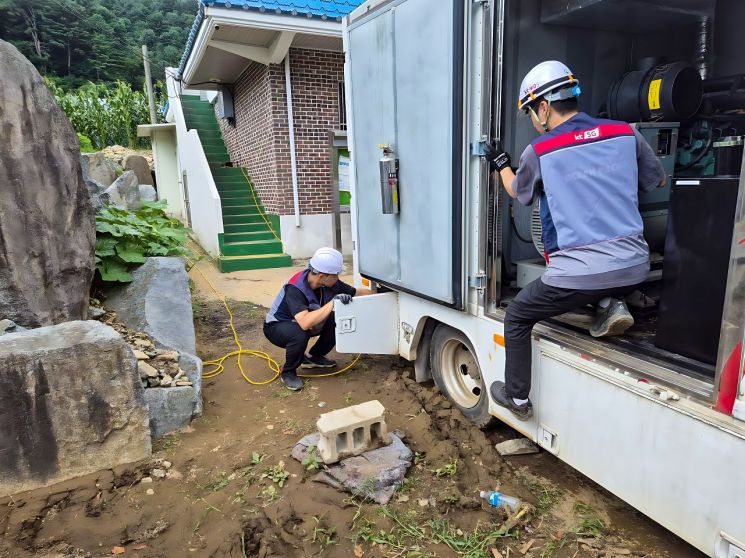 [포토]KT, 가평 수해 지역에 발전기 긴급 투입…전력 공급 나서 