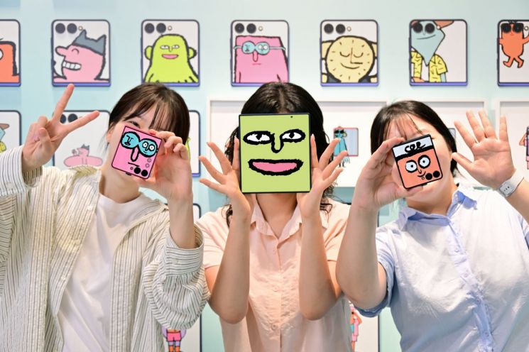 서울 코엑스 'The Galaxy UNFOLDERS' 체험존 방문객들이 갤럭시Z 폴드7의 대화면과 갤럭시Z 플립7의 커버 디스플레이를 활용해 '뉴페이스 셀피'를 촬영하는 모습. 삼성전자 제공