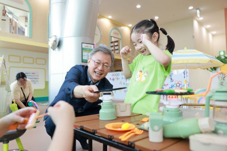 장인홍 구로구청장과 아동이 함께 놀이 체험을 하고 있다. 구로구 제공.