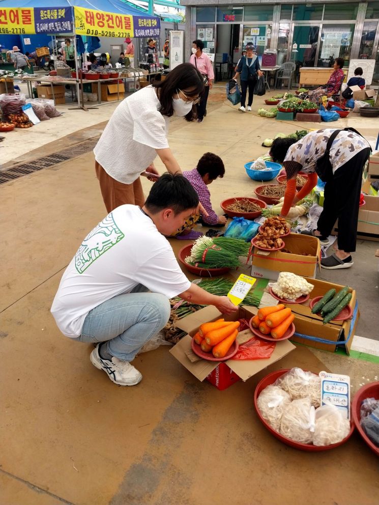 전남도가 원산지표시 위반행위 단속에 나선다. 사진은 완도 5일 시장에서 원산지 표시 계도 활동에 나서는 모습. 전남도 제공
