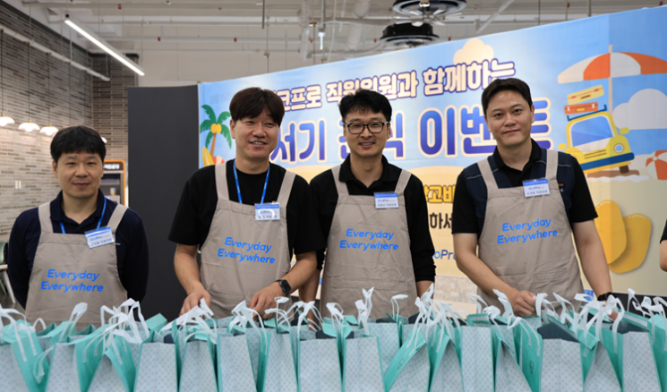 지난 23일 에코프로 포항캠퍼스에서 진행된 간식 지원 이벤트에 참여한 직원위원들의 모습. 에코프로 제공