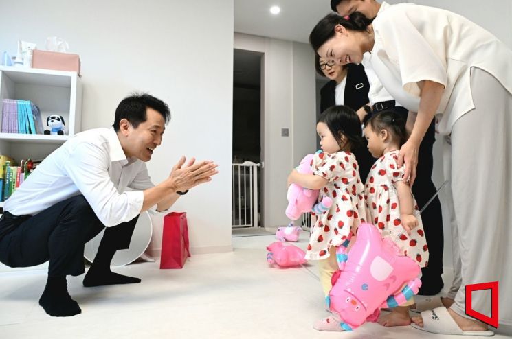 지난 15일 서울 광진구 자양동 ‘미리내집’을 방문한 오세훈 서울시장이 입주자 자녀에게 인사를 건네고 있다. 서울시 제공