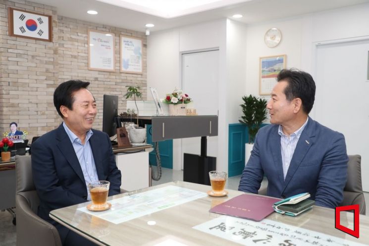 권기창 안동시장(왼쪽)이 지난 25일 시청에서 아시아경제 본지 기자 인터뷰 하고 있다.