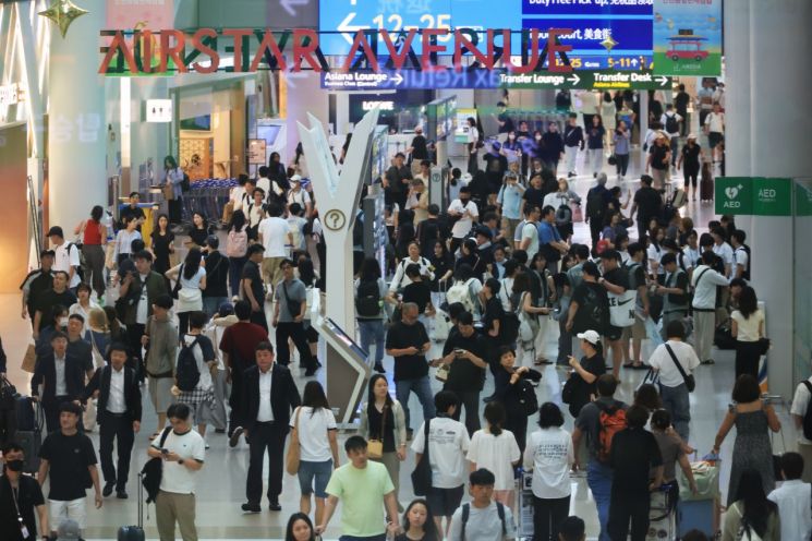 본격적인 여름휴가철에 접어든 23일 인천국제공항 면세점이 해외로 떠나는 여행객 등으로 붐비고 있다. 연합뉴스