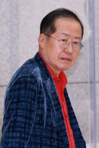 지난 4월 국민의힘 대선 후보 경선에서 패배한 뒤 탈당하고 미국 하와이에 머물렀던 홍준표 전 대구시장이 귀국하는 모습. 연합뉴스