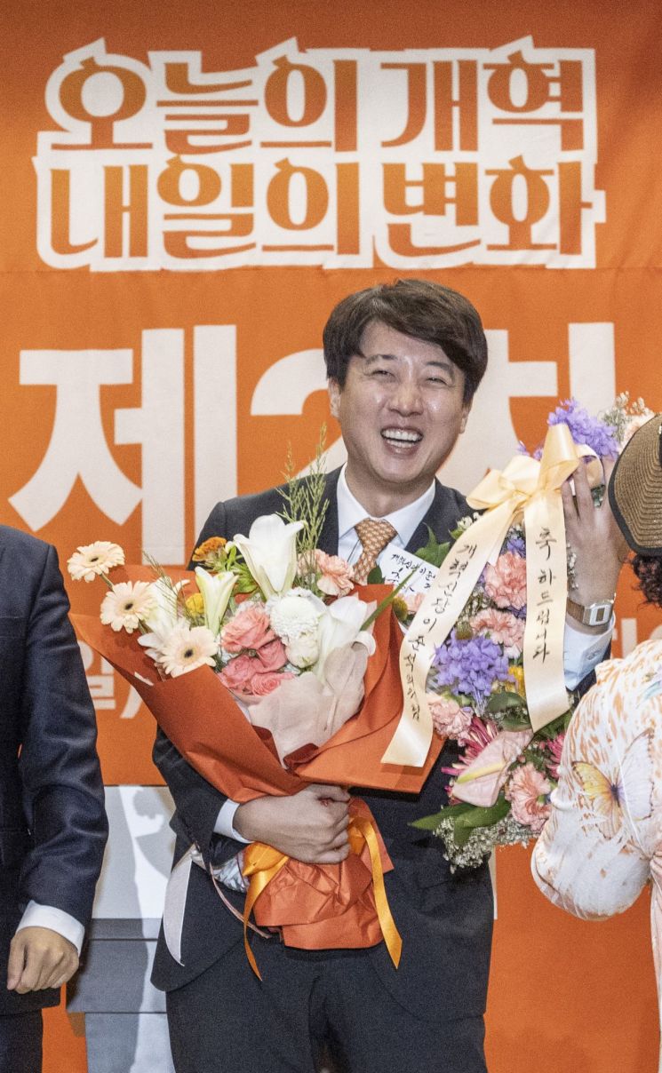 개혁신당 당 대표 선거에 단독 출마한 이준석 의원이 27일 국회의원회관 대회의실에서 열린 개혁신당 제2차 전당대회에서 당 대표로 확정된 뒤 꽃을 받고 있다. 연합뉴스