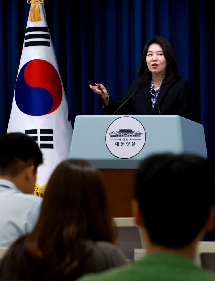 강유정 대통령실 대변인이 27일 서울 용산 대통령실 청사에서 현안 브리핑을 마친 뒤 취재진 질문에 답하고 있다. 연합뉴스