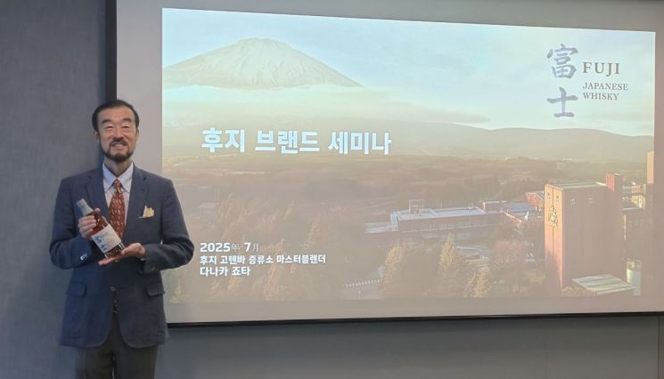 다나카 조타 후지 위스키 마스터 블렌더가 지난 25일 서울 서초구 하이트진로 사옥에서 인터뷰를 가진 뒤 기념 사진을 촬영하고 있다.[사진=구은모 기자]