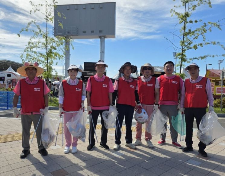 [포토]국힘 세종시당 지도부, 복숭아축제 현장서 환경정화