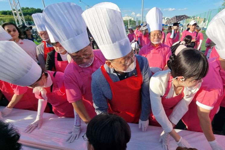 [포토] 더불어민주당 세종시의원, 복숭아축제장서 음식봉사