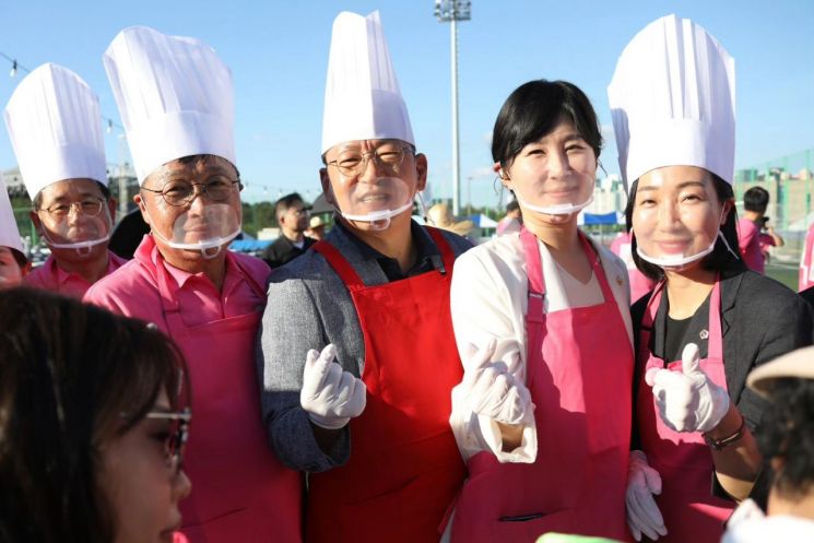 [포토] 더불어민주당 세종시의원, 복숭아축제장서 음식봉사
