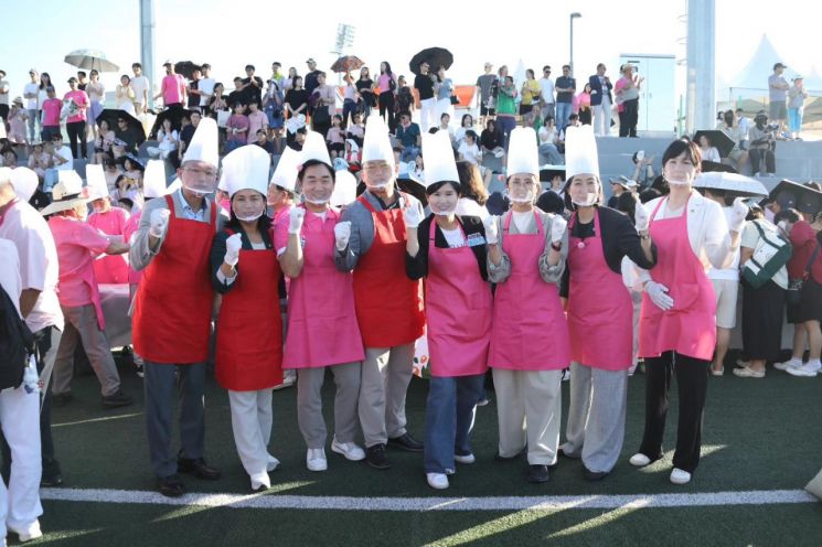 [포토] 더불어민주당 세종시의원, 복숭아축제장서 음식봉사
