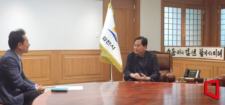 ,배낙호 김천시장이 아시아경제 본지 기자와 인터뷰 하고 있다.