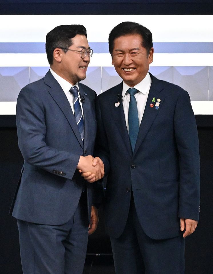 더불어민주당 당 대표 선거에 출마한 박찬대(왼쪽), 정청래 후보가 27일 오후 서울 영등포구 여의도 KBS 신관 공개홀에서 2차 텔레비전 토론회 시작 전 악수를 하고 있다. 국회사진기자단 연합뉴스