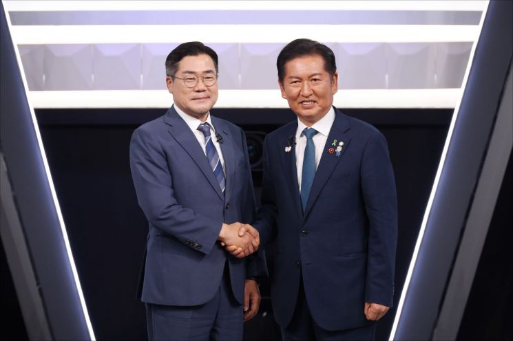 더불어민주당 박찬대(사진 왼쪽), 정청래 당대표 후보가 27일 서울 여의도 KBS 신관 공개홀에서 열린 TV토론회 시작에 앞서 악수를 하며 포즈를 취하고 있다. 국회사진기자단 연합뉴스