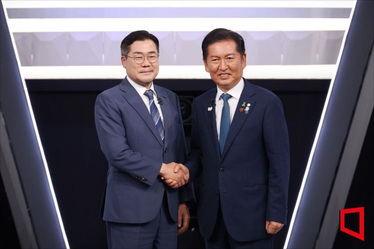 박찬대, 정청래 더불어민주당 당대표 후보가 27일 서울 여의도 KBS 신관 공개홀에서 TV토론회 시작 전 악수를 하며 포즈를 취하고 있다. 2025.7.27 국회사진기자단