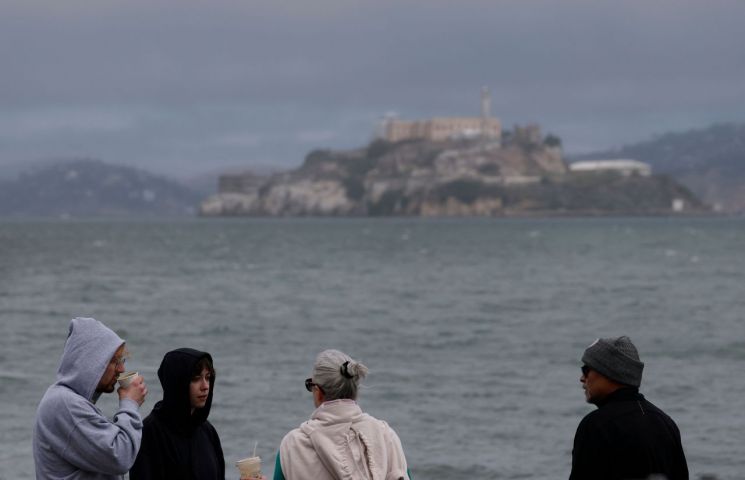 지난 22일 샌프란시스코 방문객들이 추운 날씨에 후드 집업을 입고 있다. 게티이미지연합뉴스