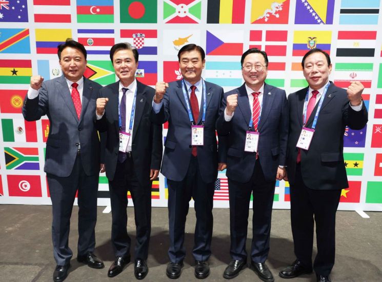 왼쪽부터 김영환 충북도지사, 김태흠 충남도지사, 강창희 조직위원장, 이장우 대전시장, 최민호 세종시장 (사진=대전시 제공)