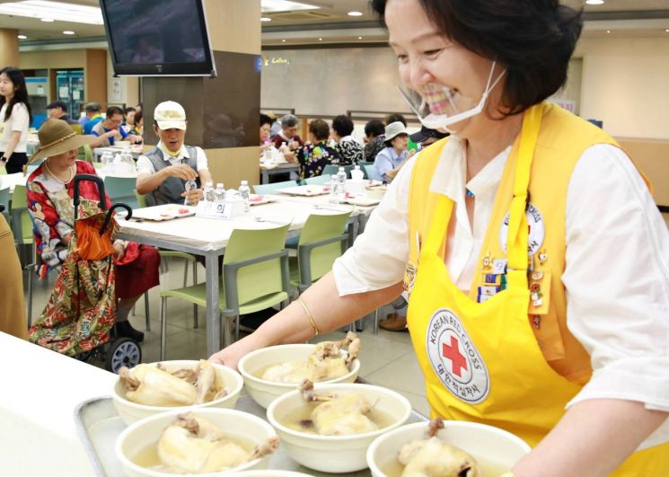 25일 서울 중구청에서 어르신들께 보양식을 대접해 드리고 있는 적십자봉사원들. 대한적십자사 서울지사