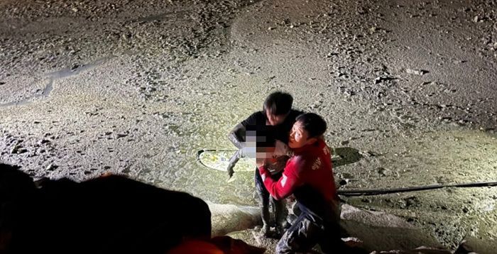 목포해경, 신안 증도 갯벌서 고립된 부자 긴급 구조