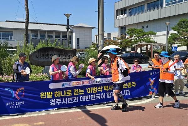 "경주 APEC의 길" 이범식 박사 400km 대장정 완주…28일 경주화백컨벤션센터에 도착