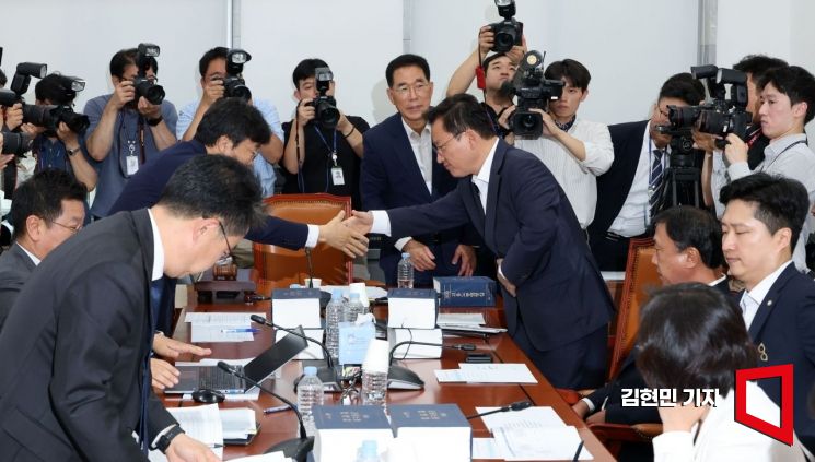 28일 국회 의원회관에서 열린 국회 환경노동위원회 제1차 고용노동법안심사소위원회에서 여야 의원들이 인사하고 있다. 2025.7.28 김현민 기자