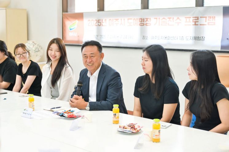 이충우 시장 "청년 도예인 역량 펼칠 수 있도록 관심 기울일 것"