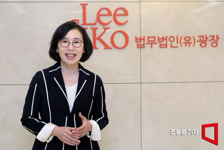 Oh Hyunju, a lawyer at the law firm Kwangjang, is being interviewed by Asia Economy at the Kwangjang office in Jung-gu, Seoul. Photo by Jo Yongjun