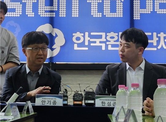 한성존 대한전공의협의회 비상대책위원장이 28일 서울 영등포구 한국환자단체연합회 사무실에서 안기종 한국환자단체연합회 대표와 대화를 나누고 있다. 연합뉴스