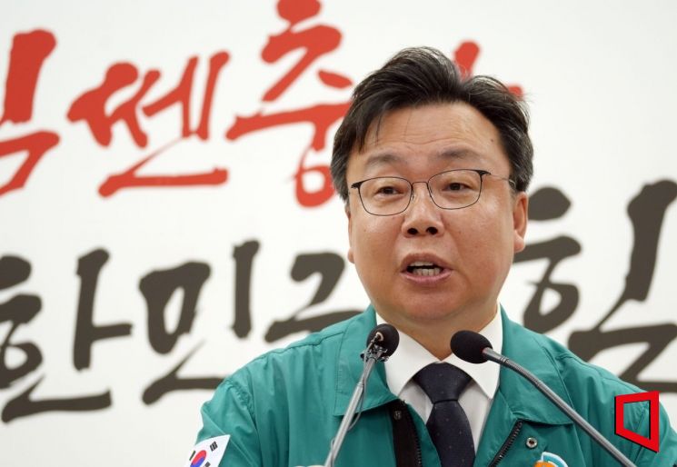 김영명 충남도 환경산림국장이 28일 지천댐 건설 과 관련해 기자회견을 하고있다./이병렬기자