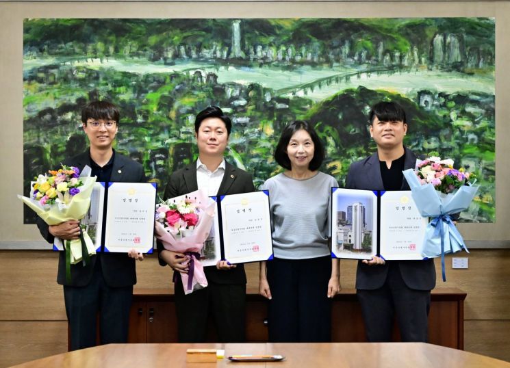서울시의회 대변인으로 임명된 정지웅 김경훈 의원(왼쪽부터)과 박강산 의원(오른쪽 첫 번째), 최호정 서울시의회 의장(오른쪽 두 번째). 서울시의회 제공.