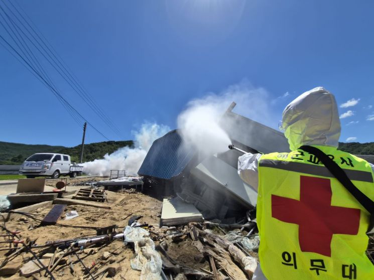 해군교육사령부 의무대 산청에서 방역활동 지원.